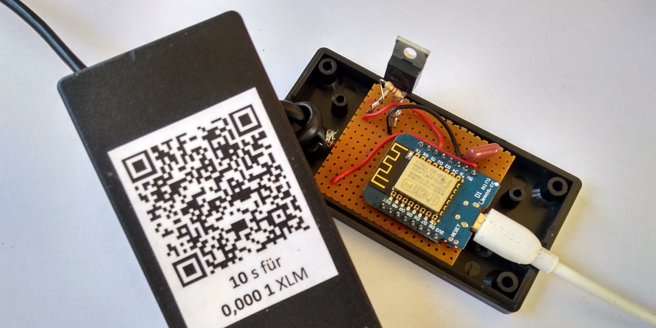 Microcontroller mit Kabelverbindungen im geöffneten Gehäuse mit QR-Code
