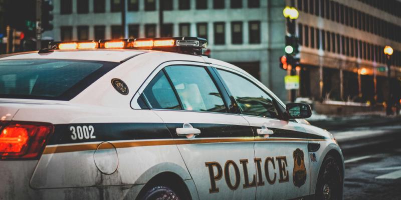 Foto eines amerikanisches Polizeiautos auf der Straße in der Innenstadt